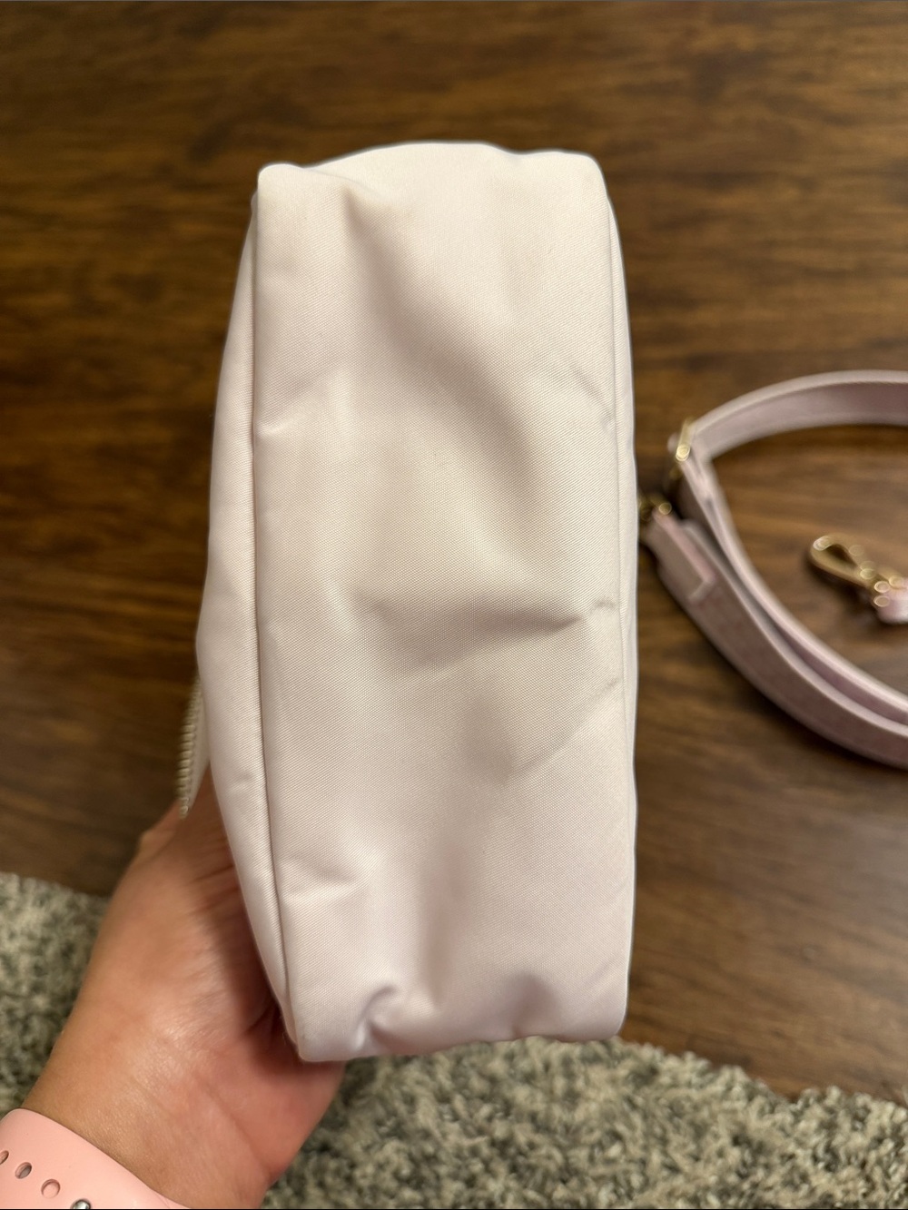 lululemon Everywhere crossbody bag - Blissful pink with Gold Hardware - Picture 11 of 14